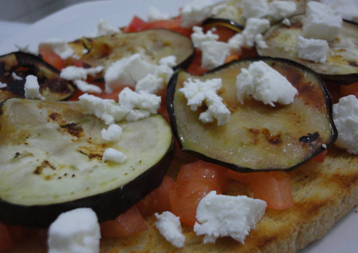 Bruschetta con berenjena y queso de cabra