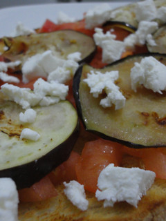 Una foto de Bruschetta con berenjena y queso de cabra