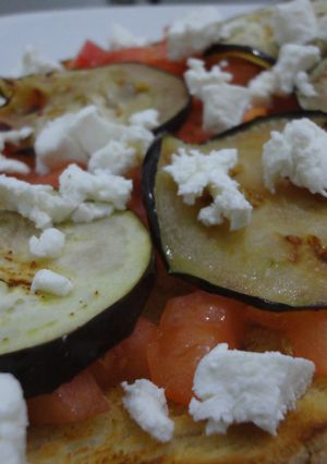 Una foto de Bruschetta con berenjena y queso de cabra