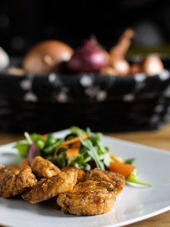Una foto de Cazón en adobo con ensalada