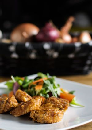 Una foto de Cazón en adobo con ensalada