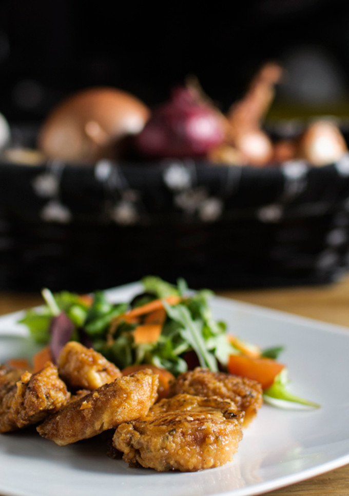 Una foto de Cazón en adobo con ensalada