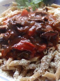 Una foto de Macarrones con salsa de tomate casera con hongos secos y pimiento asado