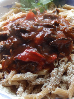 Una foto de Macarrones con salsa de tomate casera con hongos secos y pimiento asado