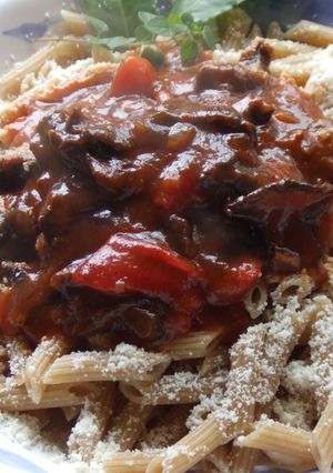 Una foto de Macarrones con salsa de tomate casera con hongos secos y pimiento asado