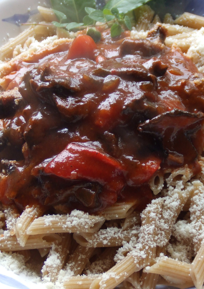 Una foto de Macarrones con salsa de tomate casera con hongos secos y pimiento asado