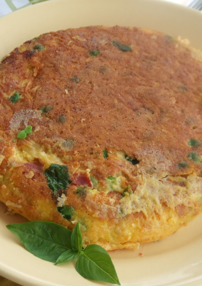 Una foto de Frittata de fideos chinos con mozzarella