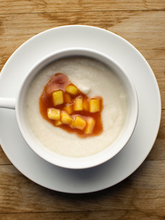 Una foto de Crema de coliflor al curry con sepia a la plancha