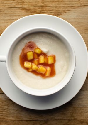 Una foto de Crema de coliflor al curry con sepia a la plancha