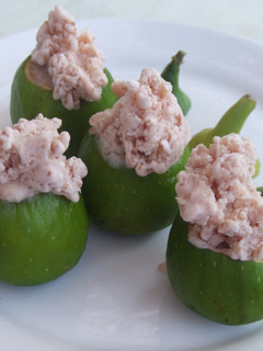 Una foto de Higos rellenos en dos texturas