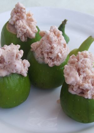 Una foto de Higos rellenos en dos texturas