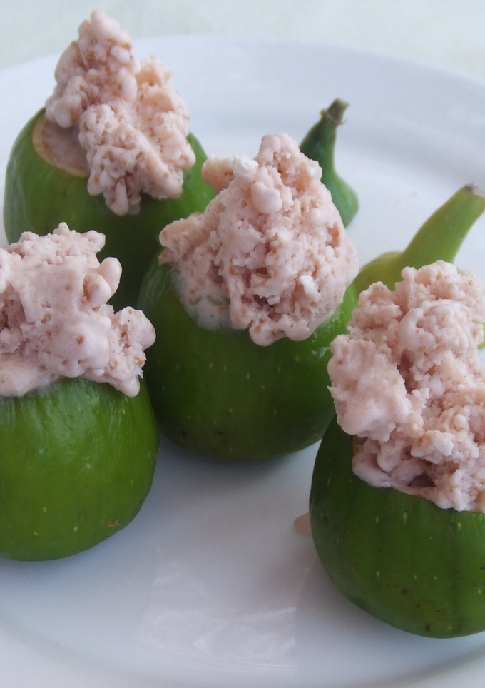 Una foto de Higos rellenos en dos texturas