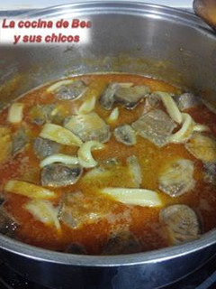 Una foto de Atún en salsa con anillas de calamar