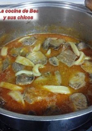 Una foto de Atún en salsa con anillas de calamar