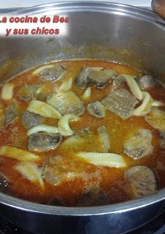 Una foto de Atún en salsa con anillas de calamar