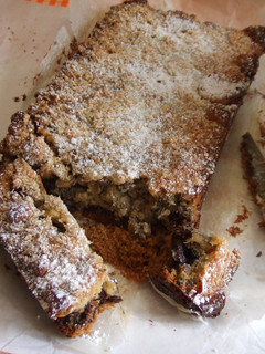 Una foto de Pastel de dulce de leche con nueces, coco y chocolate