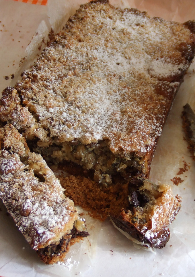 Una foto de Pastel de dulce de leche con nueces, coco y chocolate