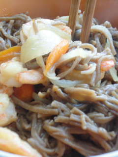 Una foto de Soba noodles con langostinos