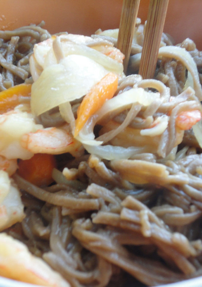 Una foto de Soba noodles con langostinos