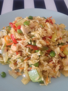Una foto de Arroz con verduritas y pollo