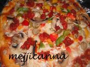 Una foto de pizza de calabacin y champiñones