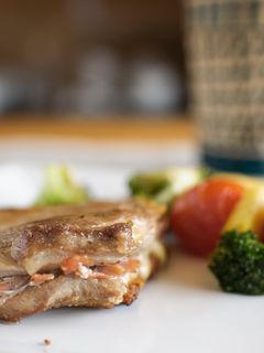 Una foto de Lomo relleno de jamón y queso con verduras