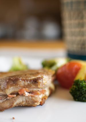 Una foto de Lomo relleno de jamón y queso con verduras