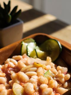 Una foto de Judías blancas con verduras salteadas