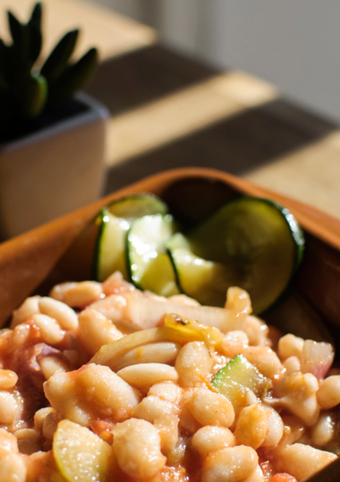 Una foto de Judías blancas con verduras salteadas