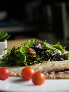 Una foto de Lenguadina a la plancha con ensalada