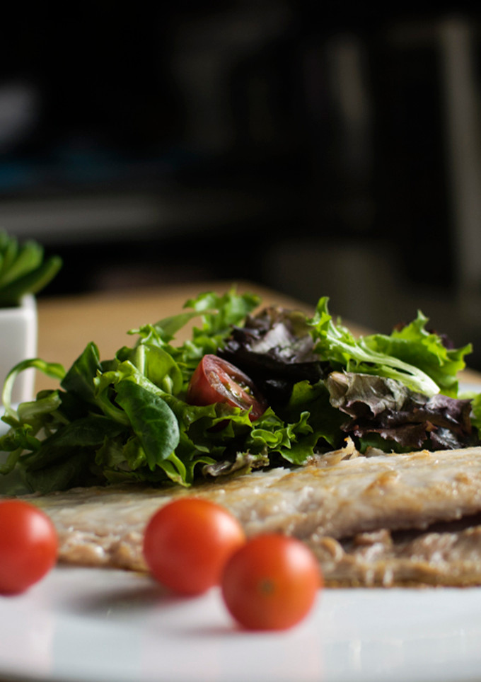 Una foto de Lenguadina a la plancha con ensalada