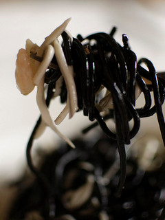 Una foto de Tagliatelle nero con gula y gambas