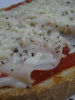 Una foto de Bruschetta de pechuga de pollo y mozzarella