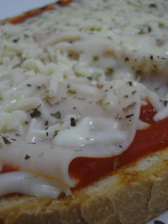 Una foto de Bruschetta de pechuga de pollo y mozzarella