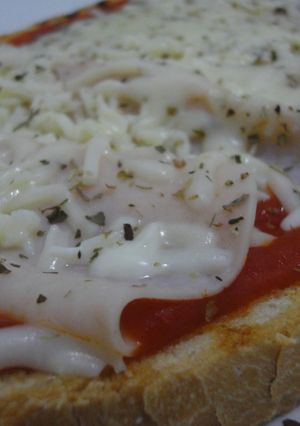 Una foto de Bruschetta de pechuga de pollo y mozzarella