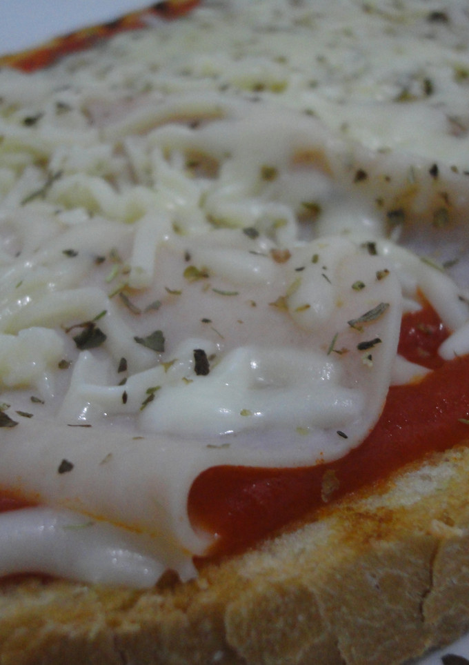 Una foto de Bruschetta de pechuga de pollo y mozzarella