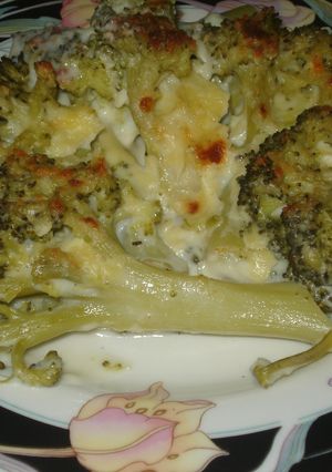 Una foto de Brócoli gratinado en salsa bechamel