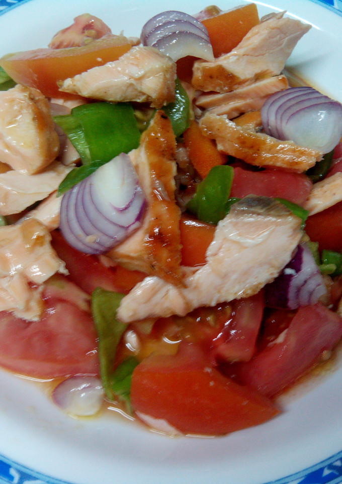 Una foto de Ensalada fresca de salmón