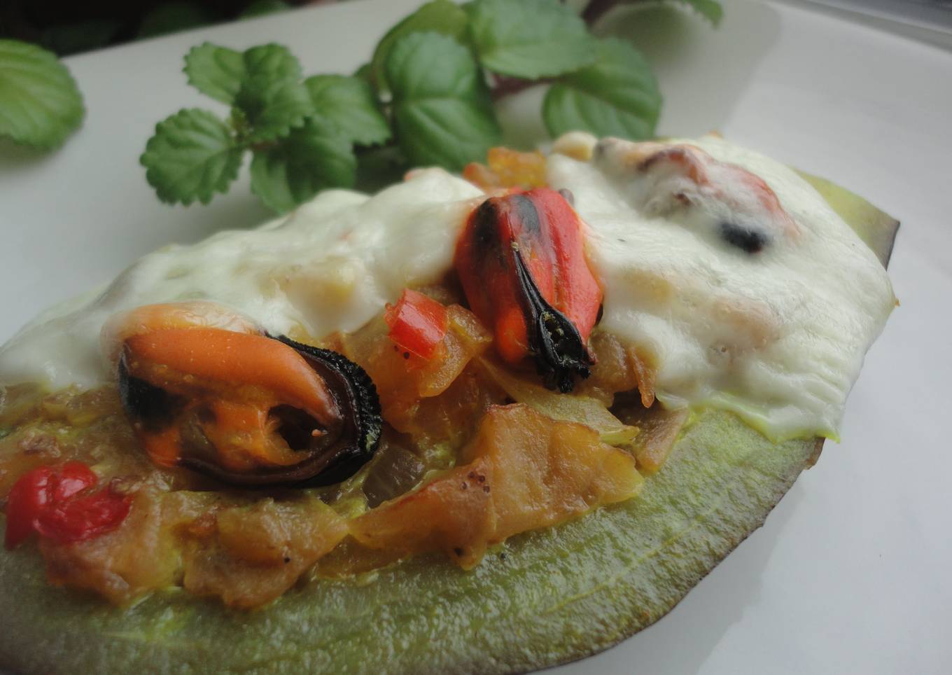 Berenjenas rellenas de mejillones en salsa de cúrcuma