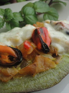 Una foto de Berenjenas rellenas de mejillones en salsa de cúrcuma