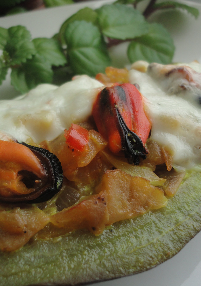 Una foto de Berenjenas rellenas de mejillones en salsa de cúrcuma