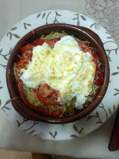 Una foto de Huevos escalfados con pimiento y patatas paja
