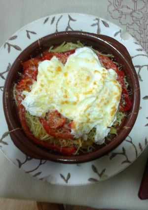 Una foto de Huevos escalfados con pimiento y patatas paja
