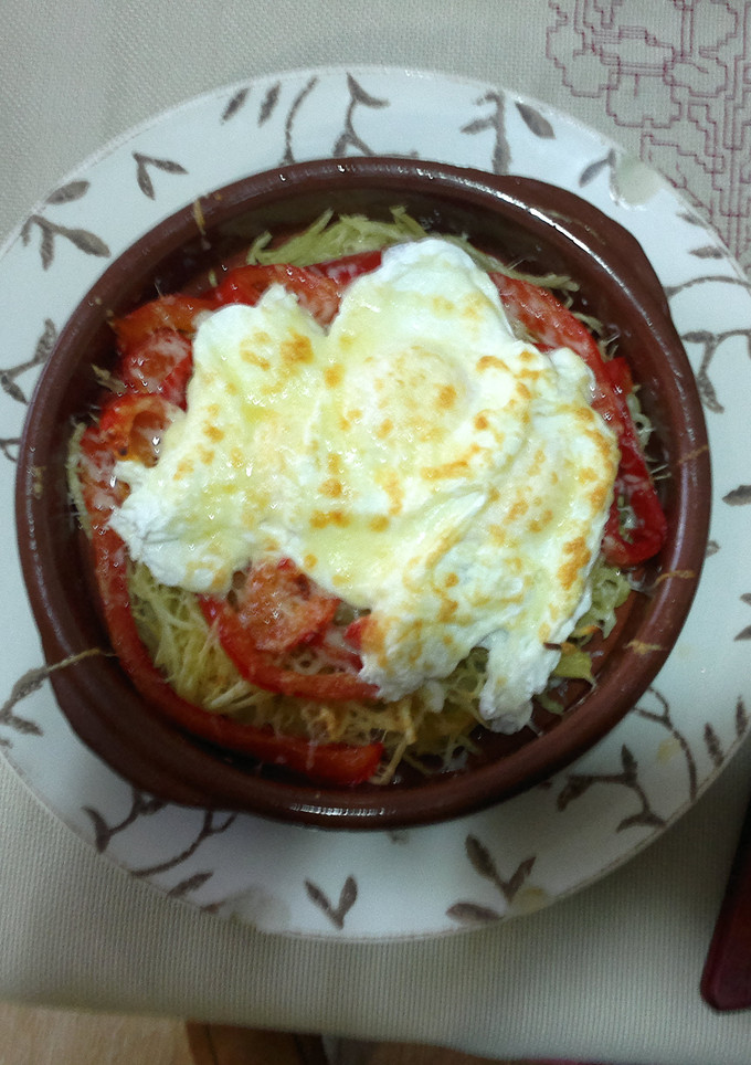 Una foto de Huevos escalfados con pimiento y patatas paja