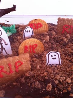 Una foto de Tarta cementerio de galletas para Halloween