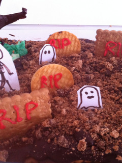 Una foto de Tarta cementerio de galletas para Halloween