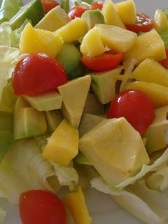Una foto de Ensalada tropical de mango y aguacate