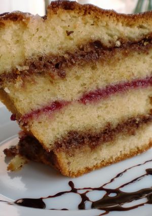 Una foto de Queque relleno de ganache de chocolate y frambuesa