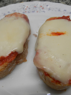Una foto de tostada de sobrasada con queso cremoso y oregano