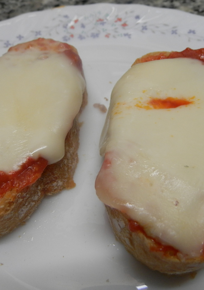 Una foto de tostada de sobrasada con queso cremoso y oregano